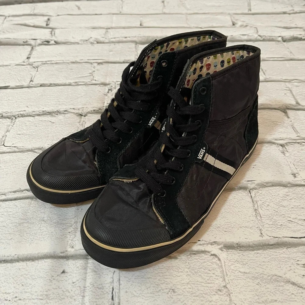 Vans classic black sneakers with skull print lining 7